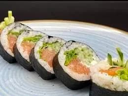 Futomaki z łososiem