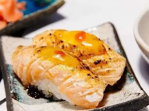 Nigiri z łososiem grill