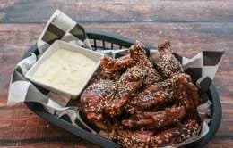 Buffalo wings w sosie teriyaki z sezamem