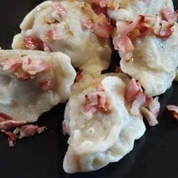 Pierogi ruskie z cebulką i skwarkami