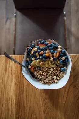 Domowa granola z jogurtem i sezonowymi owocami