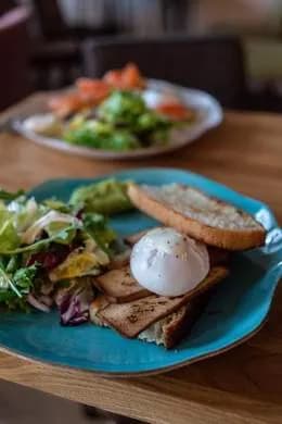 Tost z focacci z jajo poche