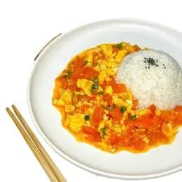 Jajko z pomidorami pod ryżem