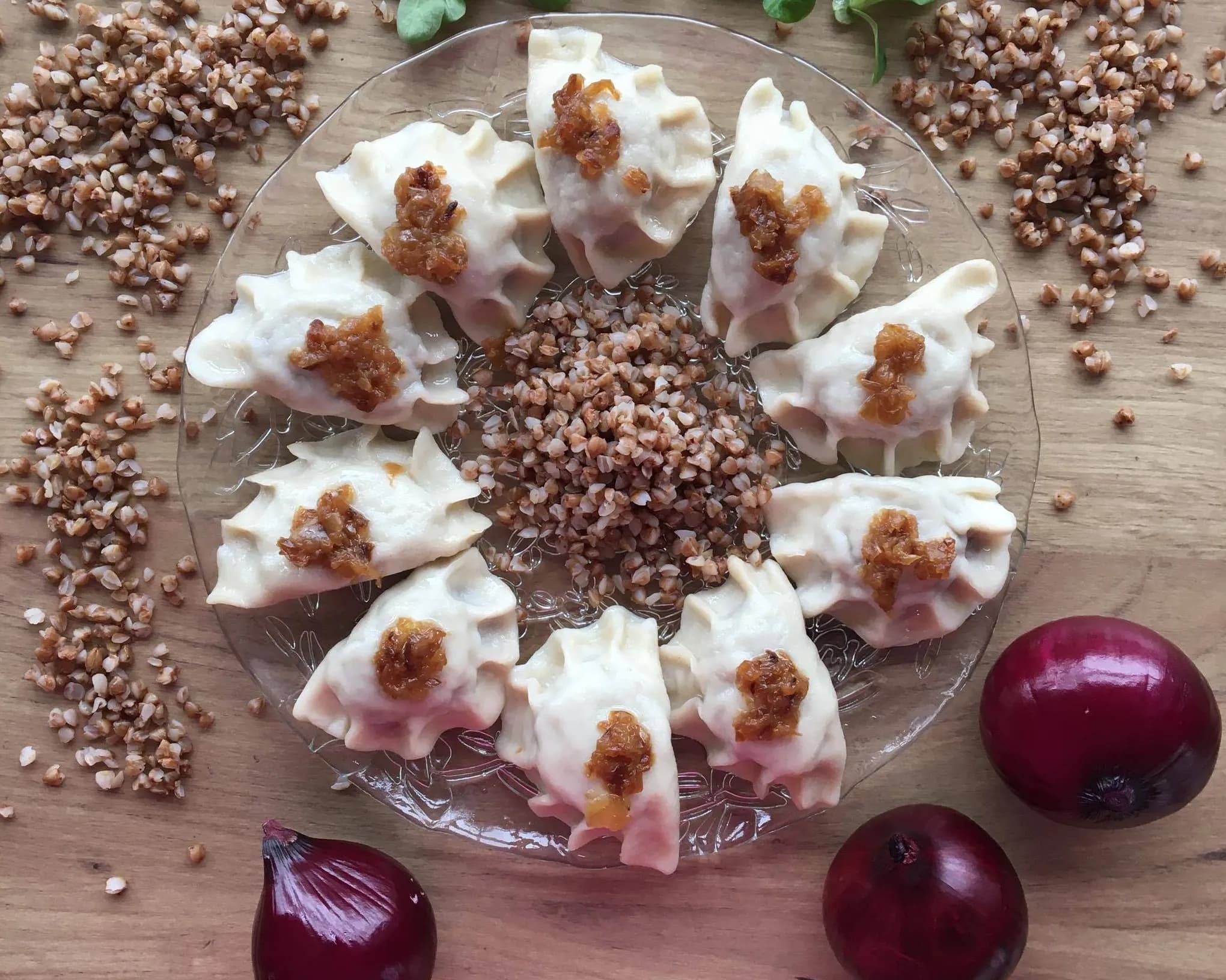 Pierogi z kaszą gryczaną, białym serem i czosnkiem (8 szt.)