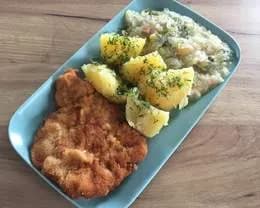 Kotlet schabowy z ziemniakami i surówką