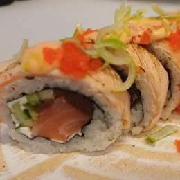 California z łososiem obłożona opalnym łososiem