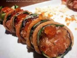 Futomaki z tatarem z łososia obłożone łososiem