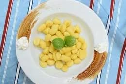 Gnocchi ziemniaczane z masłem i cukrem pudrem