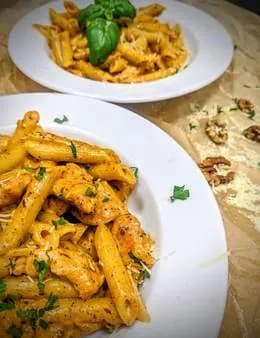 Makaron w sosie mieszanym z kurczakiem + Zupa krem pomidorowa + Napój