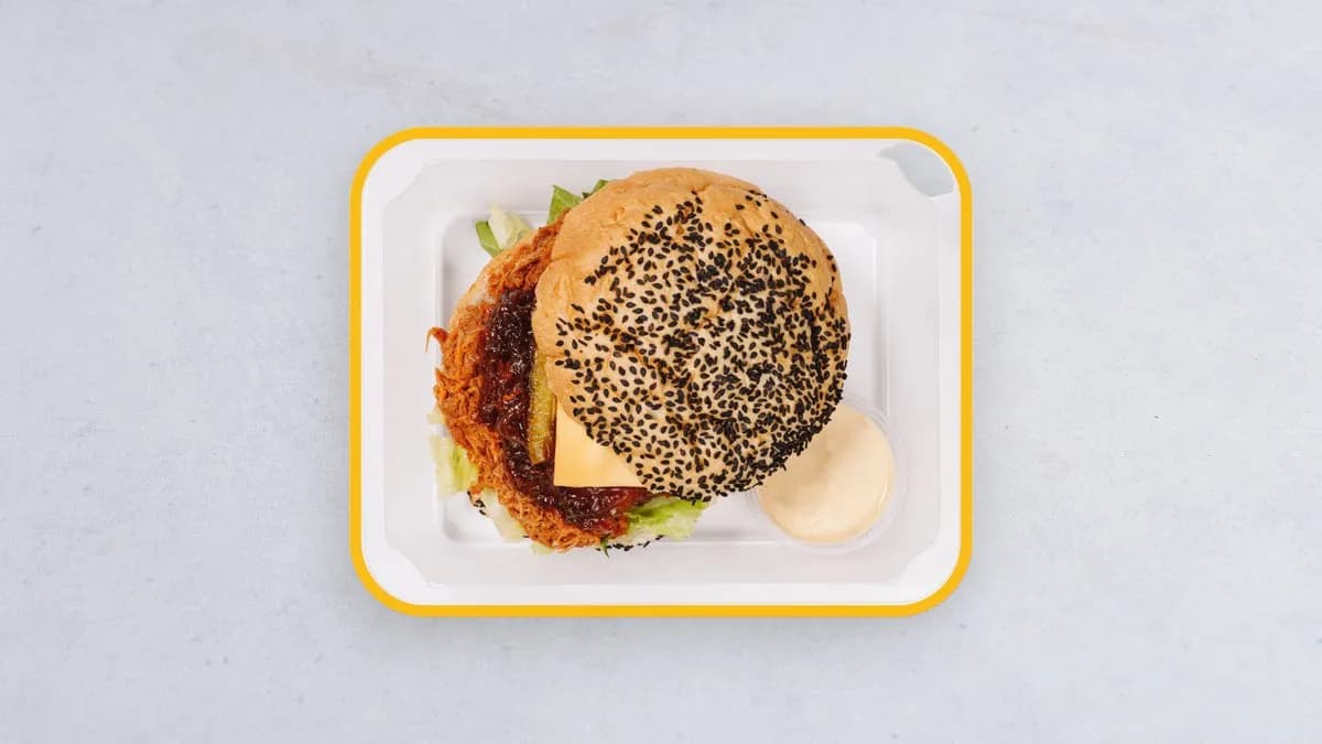 Burger z szarpaną wieprzowiną BBQ