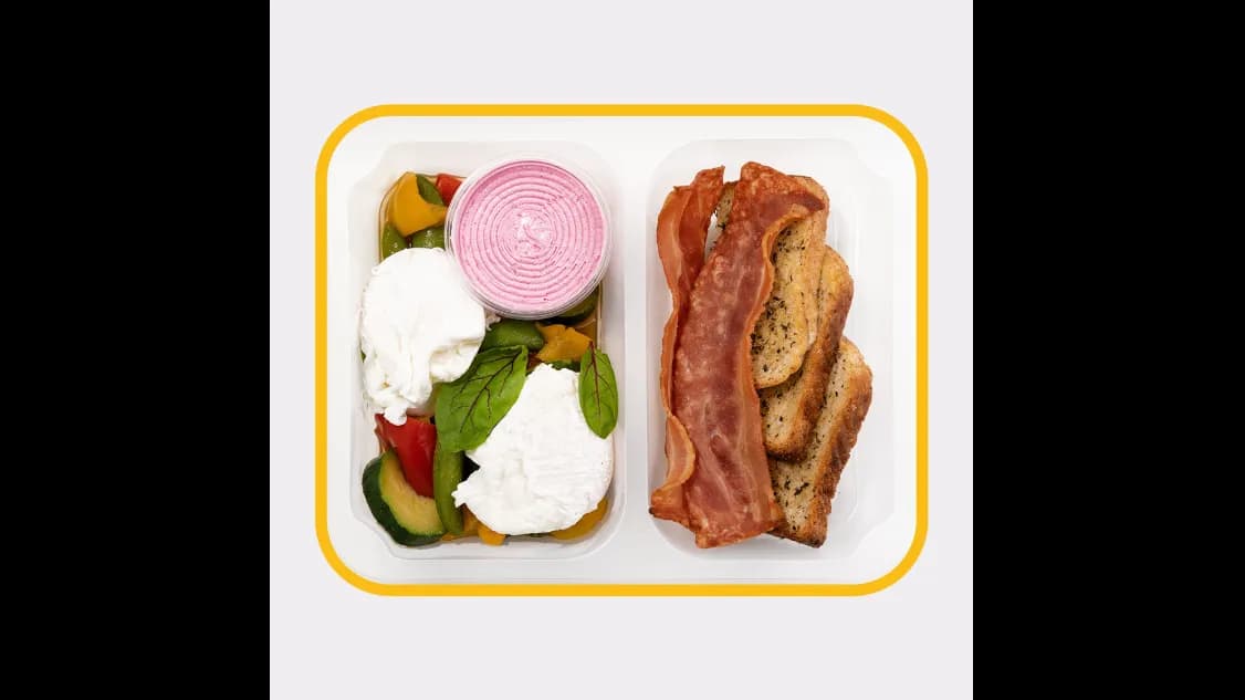 Jaja poche z warzywami i chipsem z boczku