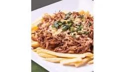 Szarpany kurczak na talerzu z dodatkami