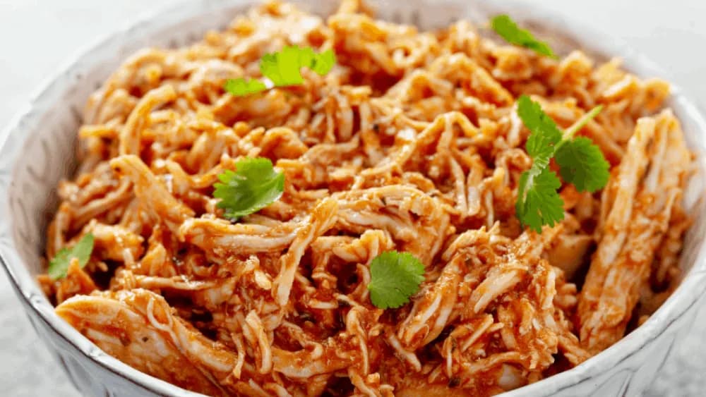 Szarpany kurczak z surówką