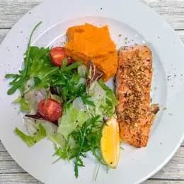 Łosoś z chrupiącą skórką na orzechach