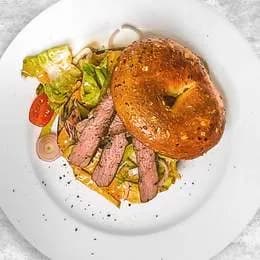 Bajgiel z wołowiną