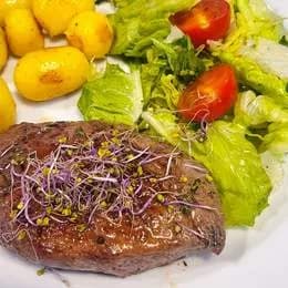 Soczysty stek z polędwicy tuńczyka