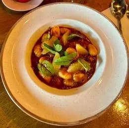 Gnocchi con manzo tirato e arancia