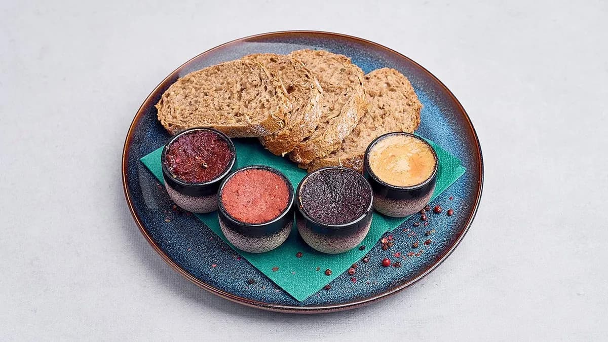 Świeże pieczywo z pastami