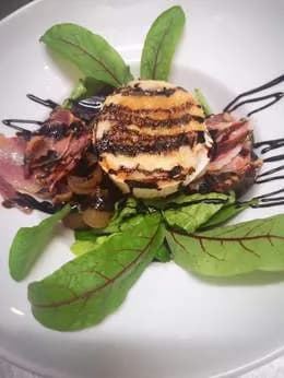 Sałatka z karmelizowanym kozim serem