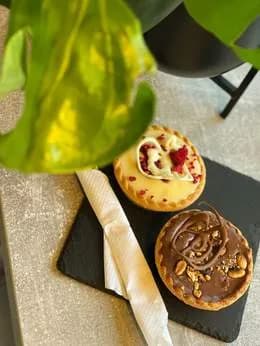 Babeczka z białą czekoladą i ciasteczkami oreo