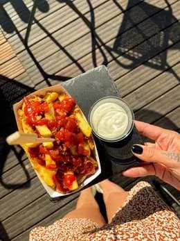 Frytki premium z sosem i prażoną cebulką