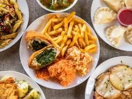 ZESTAW MIĘSNY: Rosół + gołąbki w sosie pomidorowym + ziemniaki + surówki