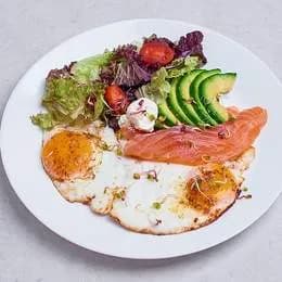 Jajka sadzone z Łososiem i Avokado