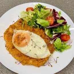Kotlet schabowy z jajkiem sadzonym i sałatką