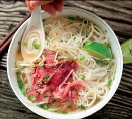 Zupa pho z gotowaną wołowiną