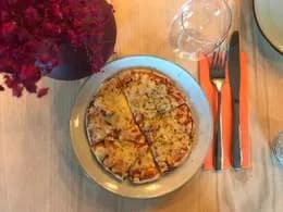 PIZZA NA CIEŚCIE PINSA, Z SOSEM POMIDOROWYM I SEREM