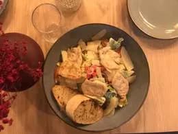 SAŁATA CEZAR Z KURCZAKIEM