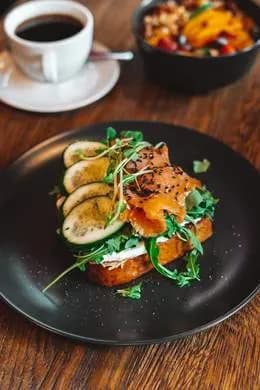 Tost francuski z łososiem