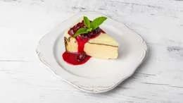 Sernik z białą czekoladą i wiśniami