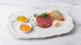 Tatar wołowy z żółtkiem i dodatkami (specjalność)