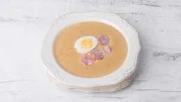 Żurek z białą kiełbasą i jajkiem