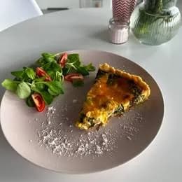 Quiche kurczak szpinak suszone pomidory