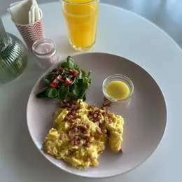 Jajecznica z trzech jaj z bekonem