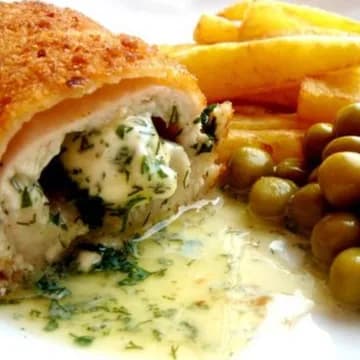 Kotlet po kijowsku z frytkami i surówką