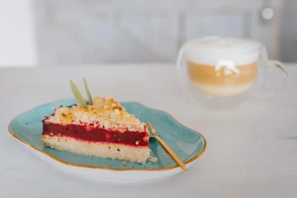 Placek migdałowy ze śliwkami