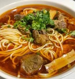Makaron w bulionie z duszoną wołowiną (zupy)� 牛肉面
