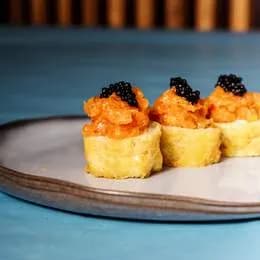 5.California tatar z łososia, cała rolka w tempurze