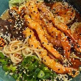 10.RAMEN SHOYU Z KREWETKAMI I NDUJĄ