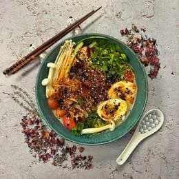 3. Ramen z udźcem kurczaka