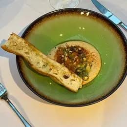 Hummus z tatarem pomidorowym i świeżym chlebem