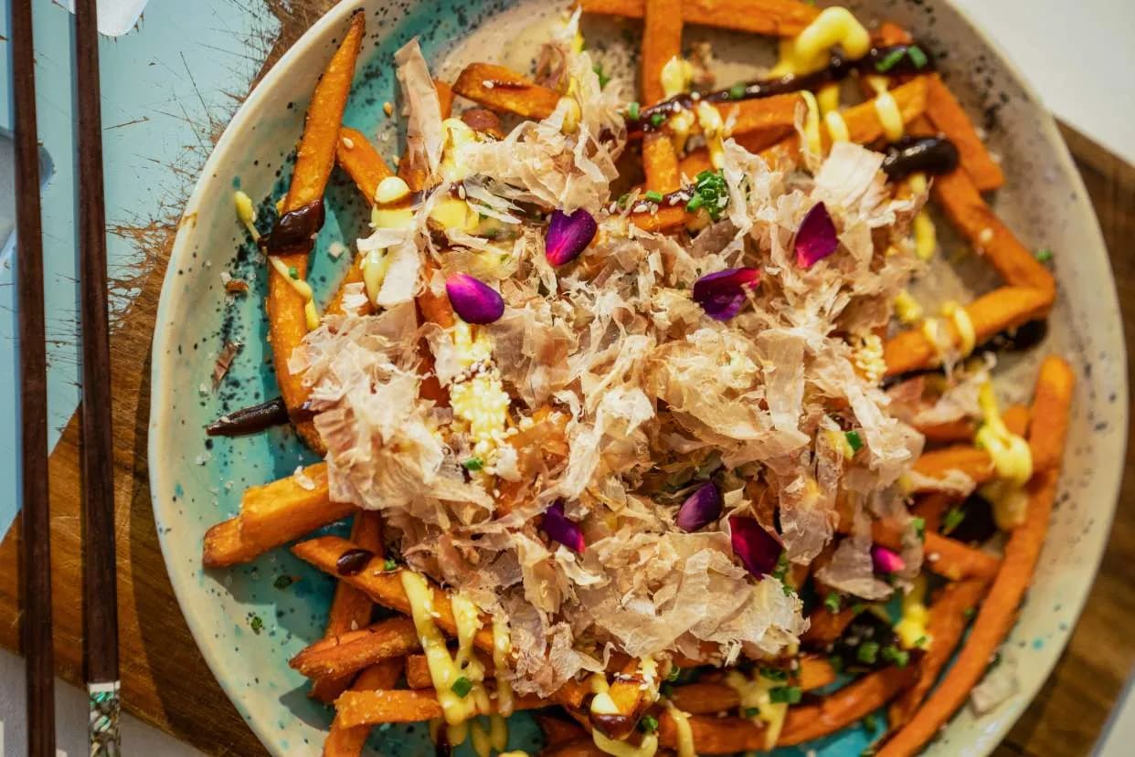 Frytki z batatów z azjatyckim majonezem