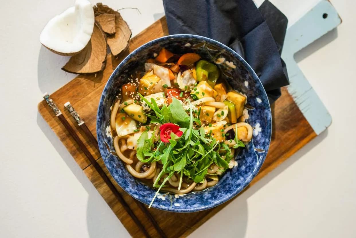 Stir fry udon z tofu i warzywami Vege