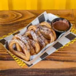 Hiszpańskie Churros z cukrem pudrem i Nutellą