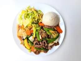 Wołowina smażona z warzywami i grzybami