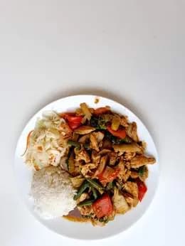 Kurczak smażony z grzybami i warzywami