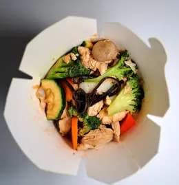 MiniBox ze smażonym kurczakiem i warzywami